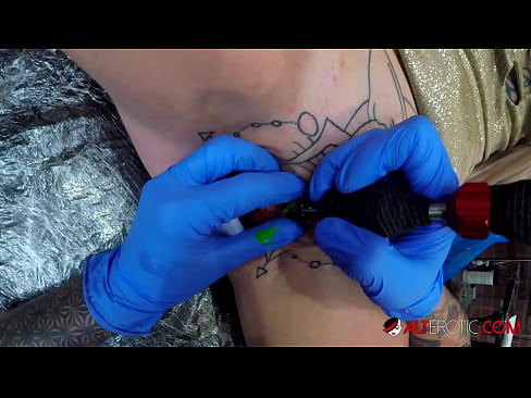❤️ La bomba Sully Savage, molt tatuada, es va tatuar al clítoris ❌ Porno al ca.hdporn24.ru